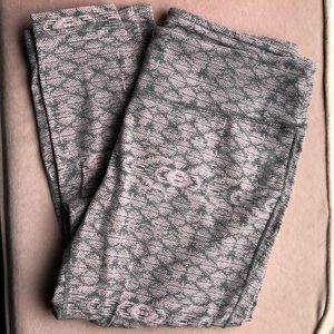 Reebok cropped pink & gray pattern legging